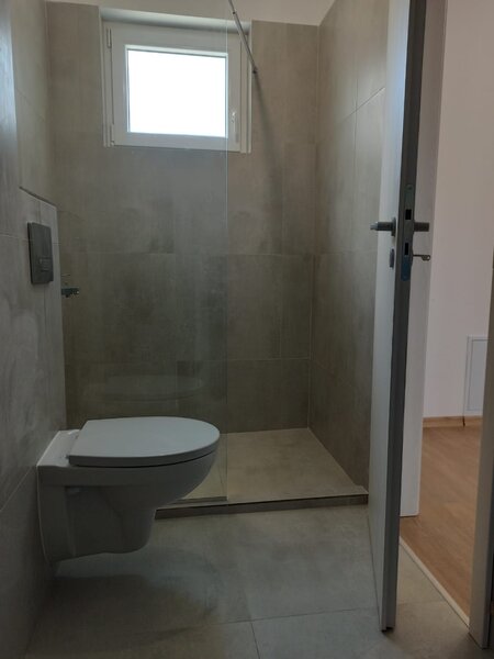 Centru Popesti Leordeni, vila gata, la alb, 4 cam., 2 bai, parcare, mut. imediata.