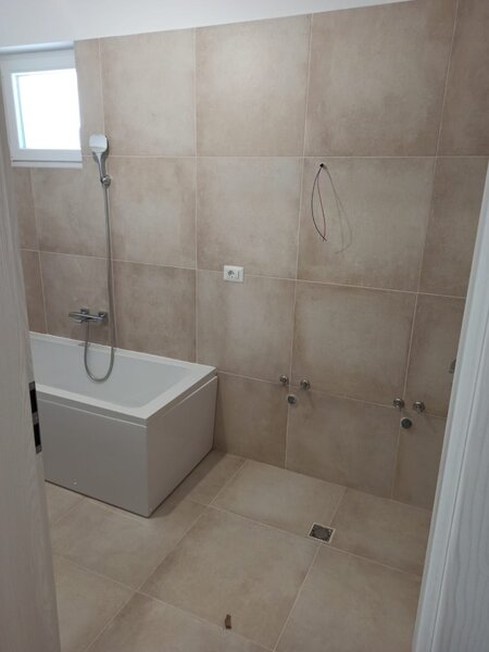 Centru Popesti Leordeni, vila gata, la alb, 4 cam., 2 bai, parcare, mut. imediata.